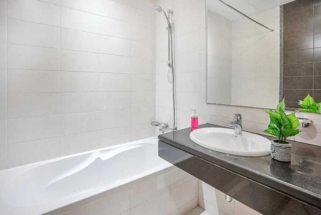 Prime Location 3 Bedroom Front Apartment Abu Dhabi